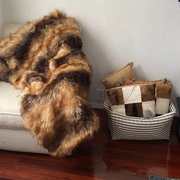 Donna Salyers Fabulous Furs Tundra Wolf Faux Fur Throw Blanket Luxury Plush - Picture 2 of 5